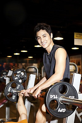 포토 JPG 직업 옷 남자 지도 실내 건강 관리 들기 사람 동양인 상반신 성인 두명 세로 운동복 운동 금속 운동기구 헬스 헬스장 한국인 잡기 업무 작업 도움 가르침 작업실 무게 역기 연습 체육관 트레이너 남자만 성인남자만 성인만 국내포토 교육 컨셉 모션 재질 인종 내부 파일형식