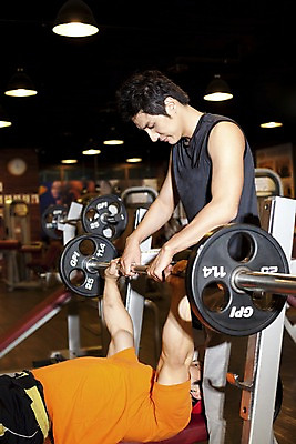 포토 JPG 직업 옷 남자 지도 실내 건강 관리 들기 사람 동양인 상반신 성인 두명 세로 운동복 운동 금속 운동기구 헬스 헬스장 한국인 잡기 업무 작업 도움 가르침 작업실 무게 역기 연습 체육관 트레이너 남자만 성인남자만 성인만 국내포토 교육 컨셉 모션 재질 인종 내부 파일형식