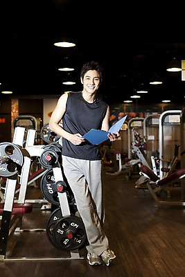 포토 JPG 전신 직업 옷 남자 실내 건강 관리 한명 서기 사람 동양인 20대 성인 세로 운동복 운동 운동기구 헬스 헬스장 한국인 기록 업무 작업 작업실 확인 체육관 트레이너 파일 남자만 남자한명만 성인남자만 청년만 청년남자만 청년남자한명만 성인한명만 성인남자한명만 성인만 국내포토 1 모션 인종 청년 내부 파일형식
