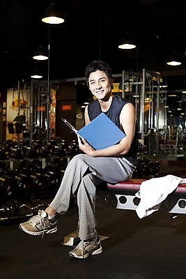 포토 JPG 전신 직업 옷 남자 실내 건강 관리 한명 사람 앉기 동양인 20대 성인 세로 운동복 운동 운동기구 헬스 헬스장 한국인 기록 업무 작업 작업실 확인 체육관 트레이너 파일 남자만 남자한명만 성인남자만 청년만 청년남자만 청년남자한명만 성인한명만 성인남자한명만 성인만 국내포토 1 모션 인종 청년 내부 파일형식