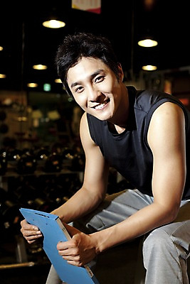 포토 JPG 직업 옷 남자 실내 건강 관리 한명 미소 사람 앉기 동양인 상반신 20대 성인 세로 운동복 운동 운동기구 헬스 헬스장 한국인 기록 업무 작업 작업실 확인 체육관 트레이너 파일 남자만 남자한명만 성인남자만 청년만 청년남자만 청년남자한명만 성인한명만 성인남자한명만 성인만 국내포토 1 모션 표정 인종 청년 내부 파일형식