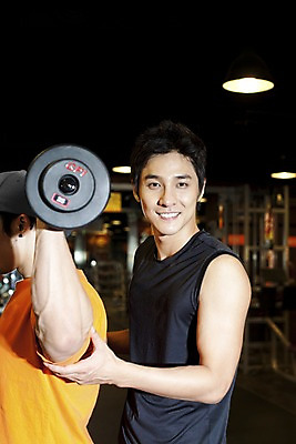 포토 JPG 직업 옷 남자 지도 실내 건강 관리 들기 사람 동양인 상반신 성인 두명 세로 운동복 운동 금속 운동기구 헬스 아령 헬스장 한국인 잡기 업무 작업 도움 가르침 작업실 무게 연습 체육관 트레이너 남자만 성인남자만 성인만 국내포토 교육 컨셉 모션 재질 인종 내부 파일형식