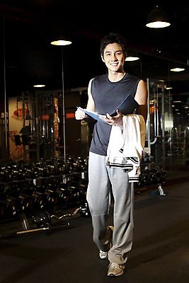 포토 JPG 전신 직업 옷 남자 실내 건강 관리 한명 서기 미소 사람 동양인 20대 성인 세로 운동복 운동 운동기구 헬스 헬스장 한국인 업무 작업 작업실 확인 체육관 트레이너 파일 남자만 남자한명만 성인남자만 청년만 청년남자만 청년남자한명만 성인한명만 성인남자한명만 성인만 국내포토 1 모션 표정 인종 청년 내부 파일형식