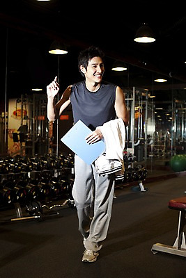 포토 JPG 전신 직업 옷 남자 실내 건강 관리 한명 서기 미소 사람 동양인 20대 성인 세로 운동복 운동 운동기구 헬스 헬스장 한국인 업무 작업 작업실 체육관 트레이너 파일 남자만 남자한명만 성인남자만 청년만 청년남자만 청년남자한명만 성인한명만 성인남자한명만 성인만 국내포토 1 모션 표정 인종 청년 내부 파일형식