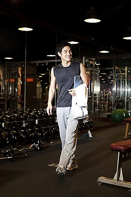 포토 JPG 전신 직업 옷 남자 실내 건강 관리 한명 서기 미소 사람 동양인 20대 성인 세로 운동복 운동 운동기구 헬스 헬스장 한국인 업무 작업 작업실 체육관 트레이너 파일 남자만 남자한명만 성인남자만 청년만 청년남자만 청년남자한명만 성인한명만 성인남자한명만 성인만 국내포토 1 모션 표정 인종 청년 내부 파일형식