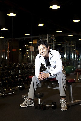 포토 JPG 전신 직업 옷 남자 포즈 실내 건강 관리 한명 사람 앉기 동양인 20대 성인 세로 운동복 운동 운동기구 헬스 헬스장 한국인 작업 체육관 트레이너 남자만 남자한명만 성인남자만 청년만 청년남자만 청년남자한명만 성인한명만 성인남자한명만 성인만 국내포토 1 모션 인종 청년 내부 파일형식