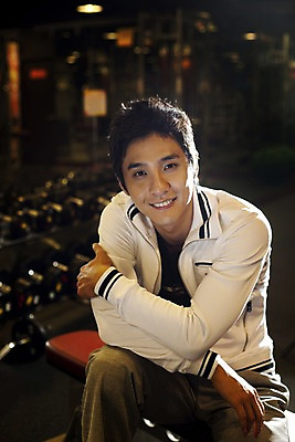 포토 JPG 직업 옷 남자 포즈 실내 건강 관리 한명 미소 사람 앉기 동양인 상반신 20대 성인 세로 운동복 운동 팔짱 운동기구 헬스 헬스장 한국인 작업 체육관 트레이너 남자만 남자한명만 성인남자만 청년만 청년남자만 청년남자한명만 성인한명만 성인남자한명만 성인만 국내포토 1 모션 표정 인종 청년 내부 파일형식