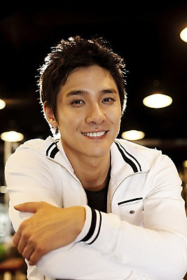 포토 JPG 직업 옷 남자 포즈 실내 건강 관리 한명 미소 사람 앉기 동양인 상반신 20대 성인 세로 운동복 운동 팔짱 운동기구 헬스 헬스장 한국인 작업 체육관 트레이너 남자만 남자한명만 성인남자만 청년만 청년남자만 청년남자한명만 성인한명만 성인남자한명만 성인만 국내포토 1 모션 표정 인종 청년 내부 파일형식