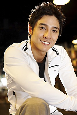 포토 JPG 직업 옷 남자 포즈 실내 건강 관리 한명 미소 사람 앉기 동양인 상반신 20대 성인 세로 운동복 운동 운동기구 헬스 헬스장 한국인 작업 체육관 트레이너 남자만 남자한명만 성인남자만 청년만 청년남자만 청년남자한명만 성인한명만 성인남자한명만 성인만 국내포토 1 모션 표정 인종 청년 내부 파일형식