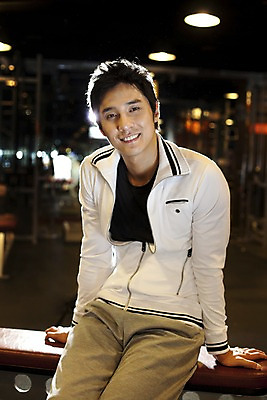 포토 JPG 직업 옷 남자 포즈 실내 건강 관리 한명 미소 사람 앉기 동양인 상반신 20대 성인 세로 운동복 운동 운동기구 헬스 헬스장 한국인 체육관 트레이너 남자만 남자한명만 성인남자만 청년만 청년남자만 청년남자한명만 성인한명만 성인남자한명만 성인만 국내포토 1 모션 표정 인종 청년 내부 파일형식