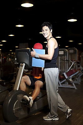 포토 JPG 전신 직업 옷 남자 지도 실내 건강 관리 서기 사람 동양인 성인 두명 세로 운동복 운동 자전거 헬스사이클 운동기구 헬스 헬스장 한국인 업무 작업 도움 바퀴 작업실 체육관 트레이너 파일 유산소운동 구르기 남자만 성인남자만 성인만 국내포토 컨셉 모션 인종 내부 바이크 파일형식