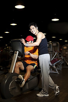 포토 JPG 전신 직업 옷 남자 지도 실내 건강 관리 서기 사람 동양인 성인 두명 세로 운동복 운동 자전거 헬스사이클 운동기구 헬스 헬스장 한국인 업무 작업 도움 바퀴 작업실 체육관 트레이너 유산소운동 구르기 남자만 성인남자만 성인만 국내포토 컨셉 모션 인종 내부 바이크 파일형식