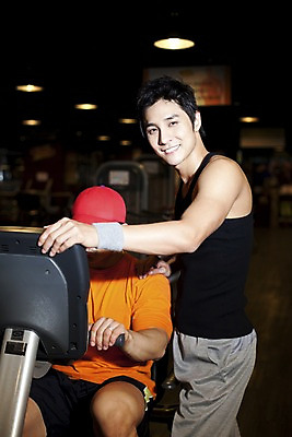 포토 JPG 직업 옷 남자 지도 실내 건강 관리 서기 사람 동양인 상반신 성인 두명 세로 운동복 운동 운동기구 헬스 헬스장 한국인 업무 작업 도움 작업실 체육관 트레이너 남자만 성인남자만 성인만 국내포토 컨셉 모션 인종 내부 파일형식