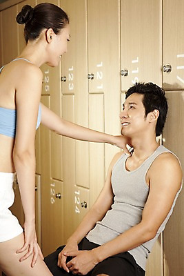 포토 JPG 라이프스타일 옷 여자 남자 근육 휴식 실내 건강 말하기 대화 그림자 미소 사람 동양인 상반신 성인 두명 세로 운동복 운동 건강관리 헬스 헬스장 듣기 한국인 사물함 캐비닛 서랍장 탈의실 성인만 국내포토 가구 컨셉 모션 표정 관리 인종 내부 생활 파일형식