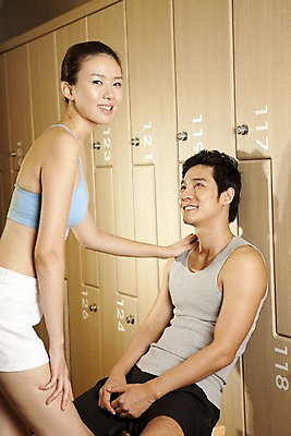 포토 JPG 라이프스타일 옷 여자 남자 근육 휴식 실내 건강 그림자 미소 사람 동양인 상반신 성인 두명 세로 운동복 운동 건강관리 헬스 헬스장 한국인 사물함 캐비닛 서랍장 탈의실 성인만 국내포토 가구 컨셉 표정 관리 인종 내부 생활 파일형식