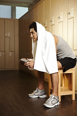 포토 JPG 전신 라이프스타일 응시 남자 의자 휴식 실내 건강 한명 미소 사람 앉기 동양인 20대 성인 세로 운동복 수건 운동 건강관리 헬스 헬스장 한국인 사물함 캐비닛 물통 물병 서랍장 수납 탈의실 남자만 남자한명만 성인남자만 청년만 청년남자만 청년남자한명만 성인한명만 성인남자한명만 성인만 국내포토 1 시선 옷 가구 컨셉 모션 표정 관리 인종 청년 내부 생활 위생용품 파일형식