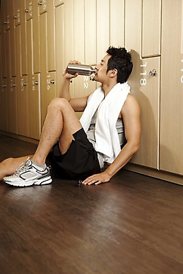 포토 JPG 라이프스타일 응시 남자 휴식 실내 건강 한명 미소 사람 앉기 동양인 상반신 20대 성인 세로 물 운동복 수건 운동 건강관리 헬스 헬스장 한국인 마시기 갈증 사물함 캐비닛 물통 물병 서랍장 수납 탈의실 남자만 남자한명만 성인남자만 청년만 청년남자만 청년남자한명만 성인한명만 성인남자한명만 성인만 국내포토 자연요소 1 시선 옷 가구 컨셉 모션 표정 관리 인종 청년 내부 생활 위생용품 파일형식