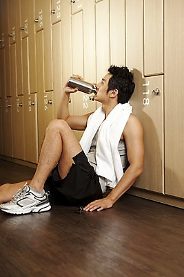 포토 JPG 라이프스타일 응시 남자 휴식 실내 건강 한명 미소 사람 앉기 동양인 상반신 20대 성인 세로 물 운동복 수건 운동 건강관리 헬스 헬스장 한국인 마시기 갈증 사물함 캐비닛 물통 물병 서랍장 수납 탈의실 남자만 남자한명만 성인남자만 청년만 청년남자만 청년남자한명만 성인한명만 성인남자한명만 성인만 국내포토 자연요소 1 시선 옷 가구 컨셉 모션 표정 관리 인종 청년 내부 생활 위생용품 파일형식