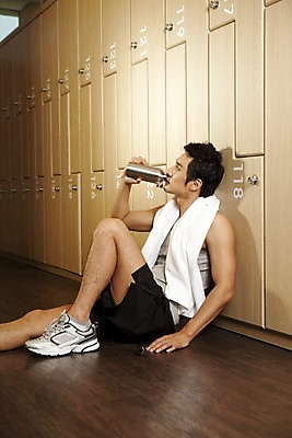 포토 JPG 라이프스타일 응시 남자 휴식 실내 건강 한명 미소 사람 앉기 동양인 상반신 20대 성인 세로 물 운동복 수건 운동 건강관리 헬스 헬스장 한국인 마시기 갈증 사물함 캐비닛 물통 물병 서랍장 수납 탈의실 남자만 남자한명만 성인남자만 청년만 청년남자만 청년남자한명만 성인한명만 성인남자한명만 성인만 국내포토 자연요소 1 시선 옷 가구 컨셉 모션 표정 관리 인종 청년 내부 생활 위생용품 파일형식