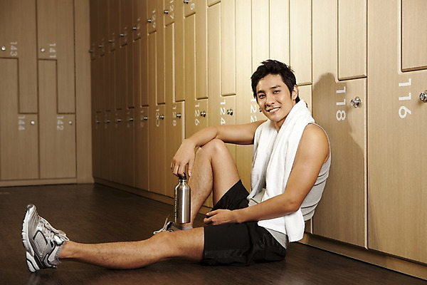 포토 JPG 전신 라이프스타일 응시 남자 휴식 실내 건강 한명 미소 사람 앉기 동양인 20대 성인 가로 운동복 수건 운동 건강관리 헬스 헬스장 한국인 사물함 캐비닛 물통 물병 서랍장 수납 탈의실 남자만 남자한명만 성인남자만 청년만 청년남자만 청년남자한명만 성인한명만 성인남자한명만 성인만 국내포토 1 시선 옷 가구 컨셉 모션 표정 관리 인종 청년 내부 생활 위생용품 파일형식