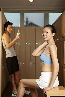 포토 JPG 라이프스타일 응시 여자 남자 의자 휴식 실내 건강 서기 미소 사람 앉기 동양인 상반신 성인 두명 세로 운동복 운동 건강관리 헬스 헬스장 한국인 사물함 캐비닛 물통 물병 서랍장 수납 탈의실 성인만 국내포토 시선 옷 가구 컨셉 모션 표정 관리 인종 내부 생활 파일형식