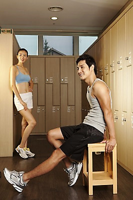 포토 JPG 전신 라이프스타일 응시 여자 남자 의자 휴식 실내 건강 서기 사람 앉기 동양인 성인 두명 세로 운동복 운동 건강관리 헬스 헬스장 한국인 캐비닛 서랍장 수납 탈의실 성인만 국내포토 시선 옷 가구 컨셉 모션 관리 인종 내부 생활 사물함 파일형식