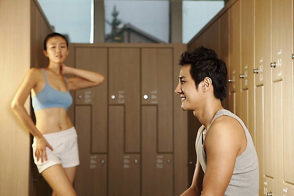 포토 JPG 라이프스타일 응시 여자 남자 휴식 실내 건강 서기 미소 사람 앉기 동양인 상반신 성인 두명 가로 운동복 운동 건강관리 헬스 헬스장 한국인 사물함 캐비닛 서랍장 수납 탈의실 성인만 국내포토 시선 옷 가구 컨셉 모션 표정 관리 인종 내부 생활 파일형식