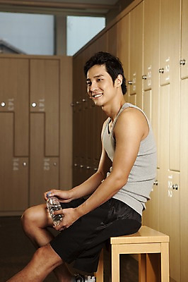 포토 JPG 라이프스타일 응시 남자 의자 휴식 실내 건강 한명 미소 사람 앉기 동양인 상반신 20대 성인 세로 운동복 운동 건강관리 헬스 헬스장 한국인 사물함 캐비닛 물통 물병 서랍장 수납 탈의실 남자만 남자한명만 성인남자만 청년만 청년남자만 청년남자한명만 성인한명만 성인남자한명만 성인만 국내포토 1 시선 옷 가구 컨셉 모션 표정 관리 인종 청년 내부 생활 파일형식