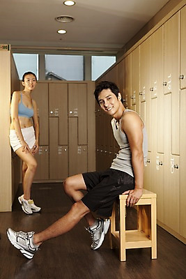 포토 JPG 전신 라이프스타일 응시 여자 남자 의자 휴식 실내 건강 서기 미소 사람 앉기 동양인 성인 두명 세로 운동복 운동 건강관리 헬스 헬스장 한국인 사물함 캐비닛 서랍장 수납 탈의실 성인만 국내포토 시선 옷 가구 컨셉 모션 표정 관리 인종 내부 생활 파일형식