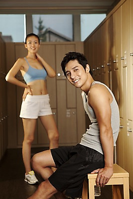 포토 JPG 전신 라이프스타일 응시 여자 남자 의자 휴식 실내 건강 서기 미소 사람 앉기 동양인 성인 두명 세로 운동복 운동 건강관리 헬스 헬스장 한국인 사물함 캐비닛 서랍장 수납 탈의실 성인만 국내포토 시선 옷 가구 컨셉 모션 표정 관리 인종 내부 생활 파일형식