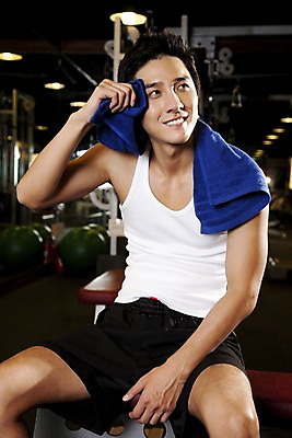 포토 JPG 라이프스타일 남자 휴식 실내 건강 한명 미소 사람 앉기 동양인 상반신 20대 성인 세로 운동복 수건 운동 건강관리 헬스 헬스장 한국인 땀 닦기 남자만 남자한명만 성인남자만 청년만 청년남자만 청년남자한명만 성인한명만 성인남자한명만 성인만 국내포토 1 옷 컨셉 모션 표정 관리 인종 청년 내부 생활 위생용품 파일형식