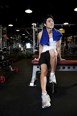 포토 JPG 전신 라이프스타일 남자 휴식 실내 건강 한명 미소 사람 앉기 동양인 20대 성인 세로 운동복 수건 운동 건강관리 운동기구 헬스 헬스장 한국인 남자만 남자한명만 성인남자만 청년만 청년남자만 청년남자한명만 성인한명만 성인남자한명만 성인만 국내포토 1 옷 컨셉 모션 표정 관리 인종 청년 내부 생활 위생용품 파일형식