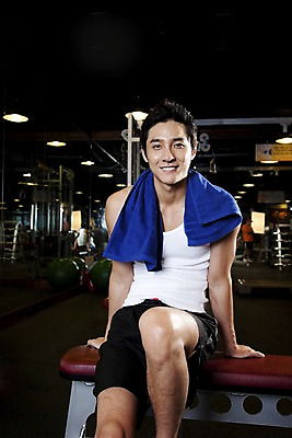 포토 JPG 라이프스타일 남자 휴식 실내 건강 한명 미소 사람 앉기 동양인 상반신 20대 성인 세로 운동복 수건 운동 건강관리 헬스 헬스장 한국인 남자만 남자한명만 성인남자만 청년만 청년남자만 청년남자한명만 성인한명만 성인남자한명만 성인만 국내포토 1 옷 컨셉 모션 표정 관리 인종 청년 내부 생활 위생용품 파일형식