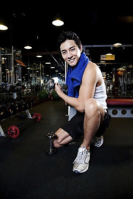 포토 JPG 전신 라이프스타일 남자 근육 실내 건강 한명 미소 사람 동양인 20대 성인 세로 운동복 수건 운동 건강관리 헬스 아령 헬스장 한국인 무릎꿇기 연습 근력 무거움 남자만 남자한명만 성인남자만 청년만 청년남자만 청년남자한명만 성인한명만 성인남자한명만 성인만 국내포토 1 옷 모션 표정 관리 인종 청년 내부 생활 위생용품 무게 파일형식