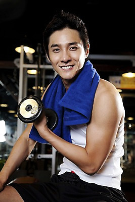 포토 JPG 라이프스타일 남자 근육 실내 건강 한명 미소 사람 동양인 20대 성인 세로 운동복 수건 운동 건강관리 헬스 아령 헬스장 한국인 연습 근력 무거움 남자만 남자한명만 성인남자만 청년만 청년남자만 청년남자한명만 성인한명만 성인남자한명만 성인만 국내포토 1 옷 표정 관리 인종 청년 내부 생활 위생용품 무게 파일형식