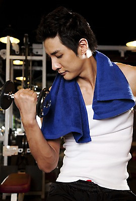 포토 JPG 라이프스타일 남자 근육 실내 건강 한명 사람 동양인 20대 성인 세로 운동복 수건 운동 건강관리 헬스 아령 헬스장 한국인 연습 근력 무거움 남자만 남자한명만 성인남자만 청년만 청년남자만 청년남자한명만 성인한명만 성인남자한명만 성인만 국내포토 1 옷 관리 인종 청년 내부 생활 위생용품 무게 파일형식