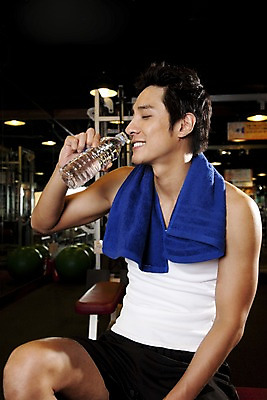 포토 JPG 라이프스타일 남자 휴식 실내 건강 한명 미소 사람 앉기 동양인 20대 성인 세로 물 운동복 수건 운동 건강관리 헬스 헬스장 한국인 마시기 갈증 물통 물병 남자만 남자한명만 성인남자만 청년만 청년남자만 청년남자한명만 성인한명만 성인남자한명만 성인만 국내포토 자연요소 1 옷 컨셉 모션 표정 관리 인종 청년 내부 생활 위생용품 파일형식