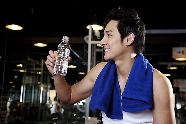 포토 JPG 라이프스타일 남자 휴식 실내 건강 한명 미소 사람 동양인 상반신 20대 성인 가로 물 운동복 수건 운동 건강관리 헬스 헬스장 한국인 갈증 물통 물병 남자만 남자한명만 성인남자만 청년만 청년남자만 청년남자한명만 성인한명만 성인남자한명만 성인만 국내포토 자연요소 1 옷 컨셉 표정 관리 인종 청년 내부 생활 위생용품 파일형식