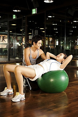 포토 JPG 전신 라이프스타일 여자 남자 포즈 운동화 지도 실내 건강 사람 동양인 손짓 두명 운동복 눕기 운동 건강관리 운동기구 헬스 헬스장 거울 한국인 마루 짐볼 트레이너 나무바닥 데크 전면거울 국내포토 옷 신발 모션 바닥 관리 인종 내부 생활 파일형식