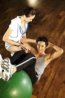 포토 JPG 전신 라이프스타일 여자 남자 포즈 운동화 지도 실내 건강 미소 웃음 사람 동양인 손짓 두명 운동복 눕기 운동 건강관리 운동기구 헬스 헬스장 한국인 마루 짐볼 트레이너 나무바닥 윗몸일으키기 데크 복근운동 국내포토 옷 신발 모션 바닥 표정 관리 인종 내부 생활 파일형식