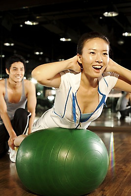 포토 JPG 전신 라이프스타일 여자 남자 포즈 운동화 지도 전등 조명 실내 건강 미소 웃음 사람 동양인 손짓 두명 운동복 운동 건강관리 운동기구 헬스 헬스장 거울 한국인 마루 짐볼 트레이너 나무바닥 데크 전면거울 국내포토 옷 신발 모션 바닥 표정 관리 인종 내부 생활 파일형식