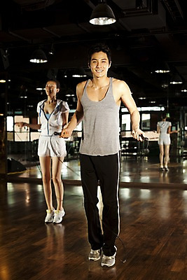 포토 JPG 전신 라이프스타일 여자 남자 포즈 운동화 전등 조명 실내 건강 미소 웃음 사람 동양인 손짓 두명 운동복 운동 건강관리 운동기구 헬스 헬스장 거울 한국인 마루 나무바닥 줄넘기 데크 유산소운동 전면거울 국내포토 옷 신발 모션 바닥 표정 관리 인종 내부 생활 파일형식