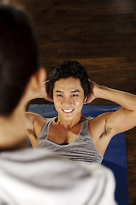 포토 JPG 라이프스타일 여자 남자 포즈 지도 실내 건강 미소 웃음 사람 동양인 손짓 상반신 두명 운동복 하이앵글 운동 건강관리 헬스 헬스장 한국인 매트 마루 트레이너 나무바닥 윗몸일으키기 데크 복근운동 국내포토 옷 뷰포인트 모션 바닥 표정 관리 인종 내부 생활 파일형식