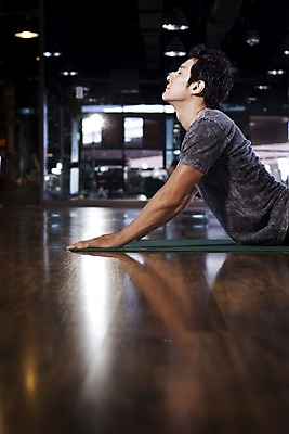 포토 JPG 라이프스타일 남자 엎드리기 로우앵글 포즈 요가 전등 조명 실내 건강 한명 사람 동양인 손짓 상반신 20대 성인 운동복 운동 건강관리 눈감음 헬스 스트레칭 헬스장 거울 한국인 요가자세 매트 마루 나무바닥 데크 전면거울 남자만 남자한명만 성인남자만 청년만 청년남자만 청년남자한명만 성인한명만 성인남자한명만 성인만 국내포토 1 웰빙 옷 뷰포인트 모션 바닥 관리 인종 청년 내부 생활 파일형식