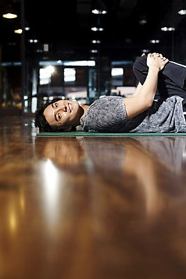 포토 JPG 라이프스타일 남자 로우앵글 포즈 요가 전등 조명 실내 건강 한명 미소 웃음 사람 동양인 손짓 상반신 20대 성인 운동복 눕기 운동 반사 건강관리 헬스 스트레칭 헬스장 한국인 요가자세 매트 마루 나무바닥 데크 남자만 남자한명만 성인남자만 청년만 청년남자만 청년남자한명만 성인한명만 성인남자한명만 성인만 국내포토 1 웰빙 옷 뷰포인트 모션 바닥 표정 관리 인종 청년 내부 생활 파일형식