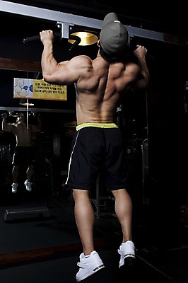 포토 JPG 전신 모자 남자 포즈 운동화 바지 하의 근육 실내 건강 한명 사람 동양인 손짓 20대 성인 뒷모습 운동복 운동 운동기구 헬스 헬스장 거울 웨이트트레이닝 보디빌딩 보디빌더 웨이트기구 맨손운동 전면거울 턱걸이 남자만 남자한명만 성인남자만 청년만 청년남자만 청년남자한명만 성인한명만 성인남자한명만 성인만 맨몸운동 국내포토 1 잡화 옷 뷰포인트 신발 모션 인종 청년 내부 파일형식