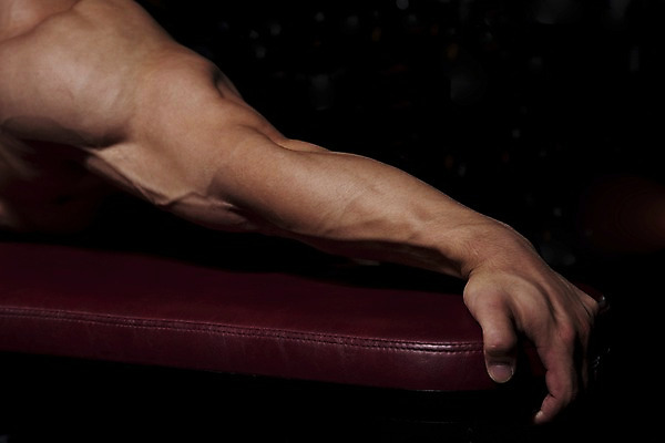 포토 JPG 손 남자 포즈 근육 실내 건강 사람 동양인 손짓 신체부위 운동 헬스 헬스장 보디빌딩 보디빌더 팔 벤치프레스 국내포토 모션 인종 내부 운동기구 파일형식