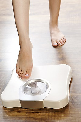 포토 JPG 몸매관리 다이어트 실내 건강 사람 동양인 신체부위 운동복 뷰티 다리 마루 몸무게 몸매 측정 나무바닥 체중계 데크 국내포토 옷 바닥 인종 내부 파일형식