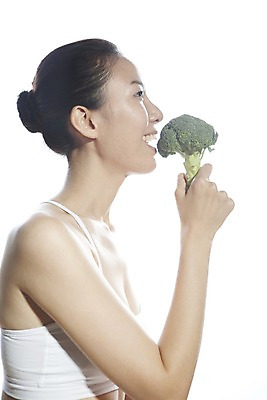 포토 JPG 여자 몸매관리 다이어트 채소 실내 건강 한명 누끼 사람 동양인 손짓 상반신 20대 성인 옆모습 운동복 뷰티 한국인 브로콜리 먹기 몸매 다이어트음식 여자만 여자한명만 성인여자만 청년만 청년여자만 성인한명만 청년여자한명만 성인여자한명만 성인만 국내포토 1 옷 뷰포인트 모션 인종 청년 내부 파일형식