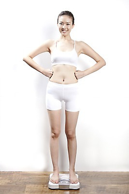 포토 JPG 전신 여자 몸매관리 다이어트 실내 건강 한명 미소 웃음 누끼 사람 동양인 손짓 20대 성인 운동복 뷰티 한국인 마루 몸무게 몸매 측정 나무바닥 체중계 데크 여자만 여자한명만 성인여자만 청년만 청년여자만 성인한명만 청년여자한명만 성인여자한명만 성인만 국내포토 1 옷 모션 바닥 표정 인종 청년 내부 파일형식